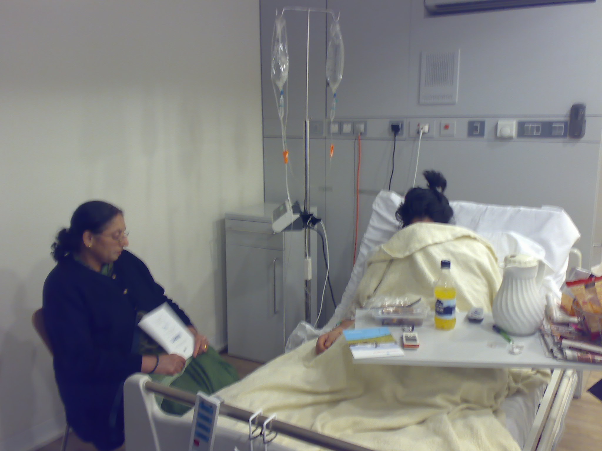 Manisha with her mum by her bedside following her diagnosis in 2007
